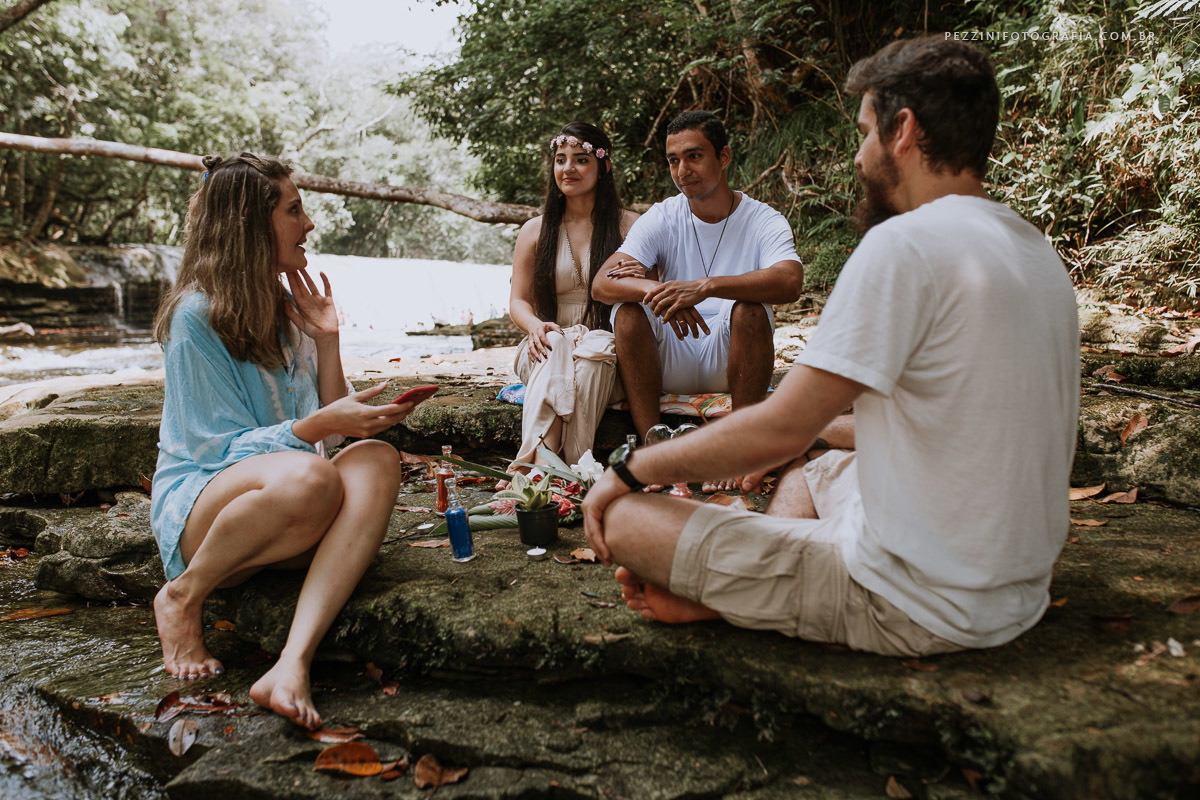 Casal se divertindo, foto pb, sorriso, abraços, fotografia de ensaio, pezzini fotografia, cachoeira, mata amazônica, presidente Figueiredo, ensaio fotográfico, casal de extatas, casamento vitta verdi, mochileiro manaus, viagem, aventura, ospezzini, manaus