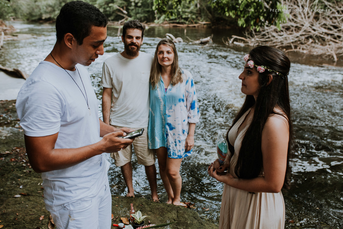Casal se divertindo, foto pb, sorriso, abraços, fotografia de ensaio, pezzini fotografia, cachoeira, mata amazônica, presidente Figueiredo, ensaio fotográfico, casal de extatas, casamento vitta verdi, mochileiro manaus, viagem, aventura, ospezzini, manaus