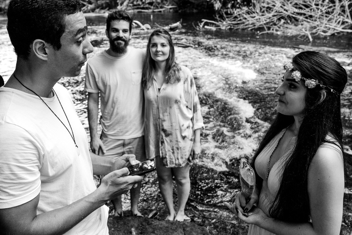 Casal se divertindo, foto pb, sorriso, abraços, fotografia de ensaio, pezzini fotografia, cachoeira, mata amazônica, presidente Figueiredo, ensaio fotográfico, casal de extatas, casamento vitta verdi, mochileiro manaus, viagem, aventura, ospezzini, manaus