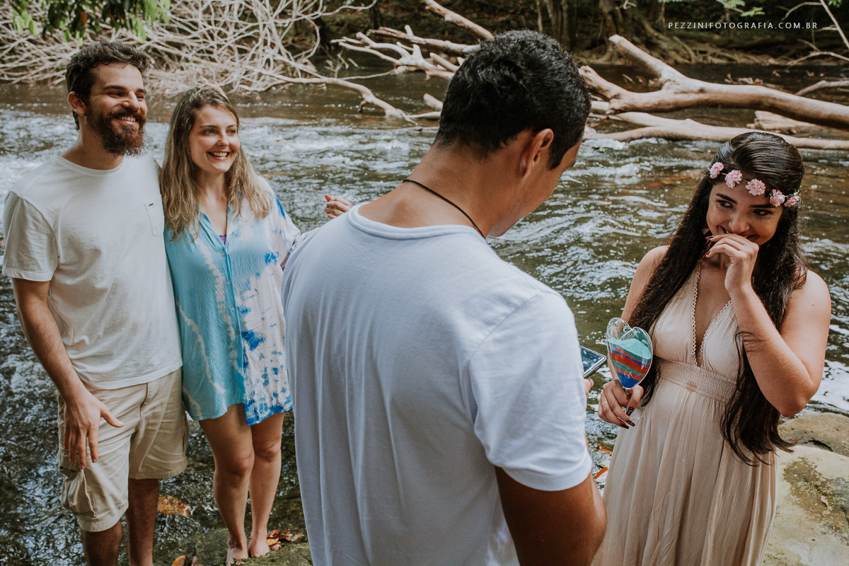 Casal se divertindo, foto pb, sorriso, abraços, fotografia de ensaio, pezzini fotografia, cachoeira, mata amazônica, presidente Figueiredo, ensaio fotográfico, casal de extatas, casamento vitta verdi, mochileiro manaus, viagem, aventura, ospezzini, manaus