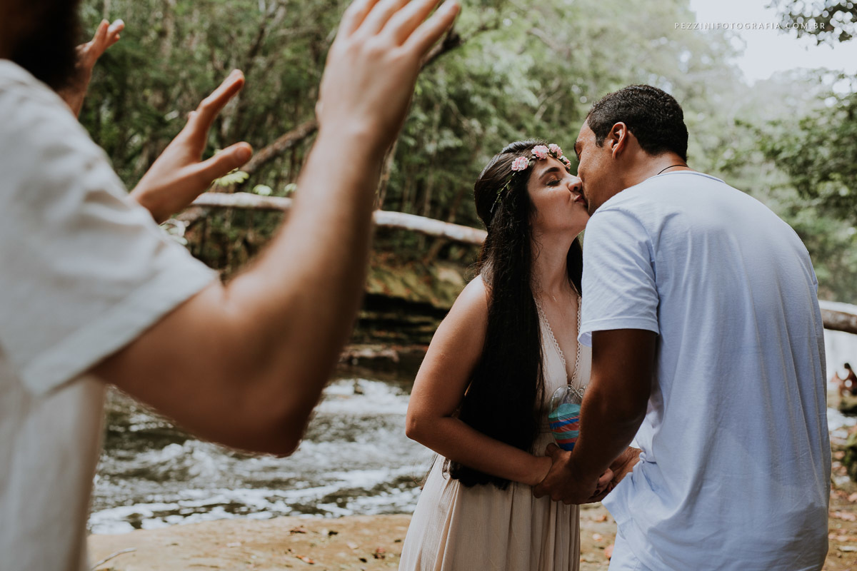 Casal se divertindo, foto pb, sorriso, abraços, fotografia de ensaio, pezzini fotografia, cachoeira, mata amazônica, presidente Figueiredo, ensaio fotográfico, casal de extatas, casamento vitta verdi, mochileiro manaus, viagem, aventura, ospezzini, manaus