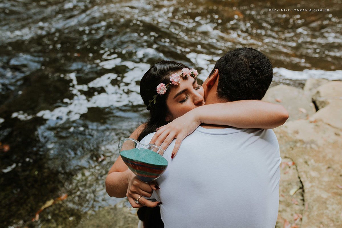 Casal se divertindo, foto pb, sorriso, abraços, fotografia de ensaio, pezzini fotografia, cachoeira, mata amazônica, presidente Figueiredo, ensaio fotográfico, casal de extatas, casamento vitta verdi, mochileiro manaus, viagem, aventura, ospezzini, manaus