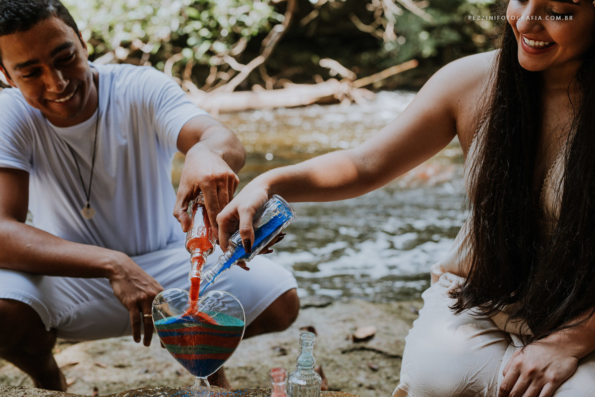 Casal se divertindo, foto pb, sorriso, abraços, fotografia de ensaio, pezzini fotografia, cachoeira, mata amazônica, presidente Figueiredo, ensaio fotográfico, casal de extatas, casamento vitta verdi, mochileiro manaus, viagem, aventura, ospezzini, manaus