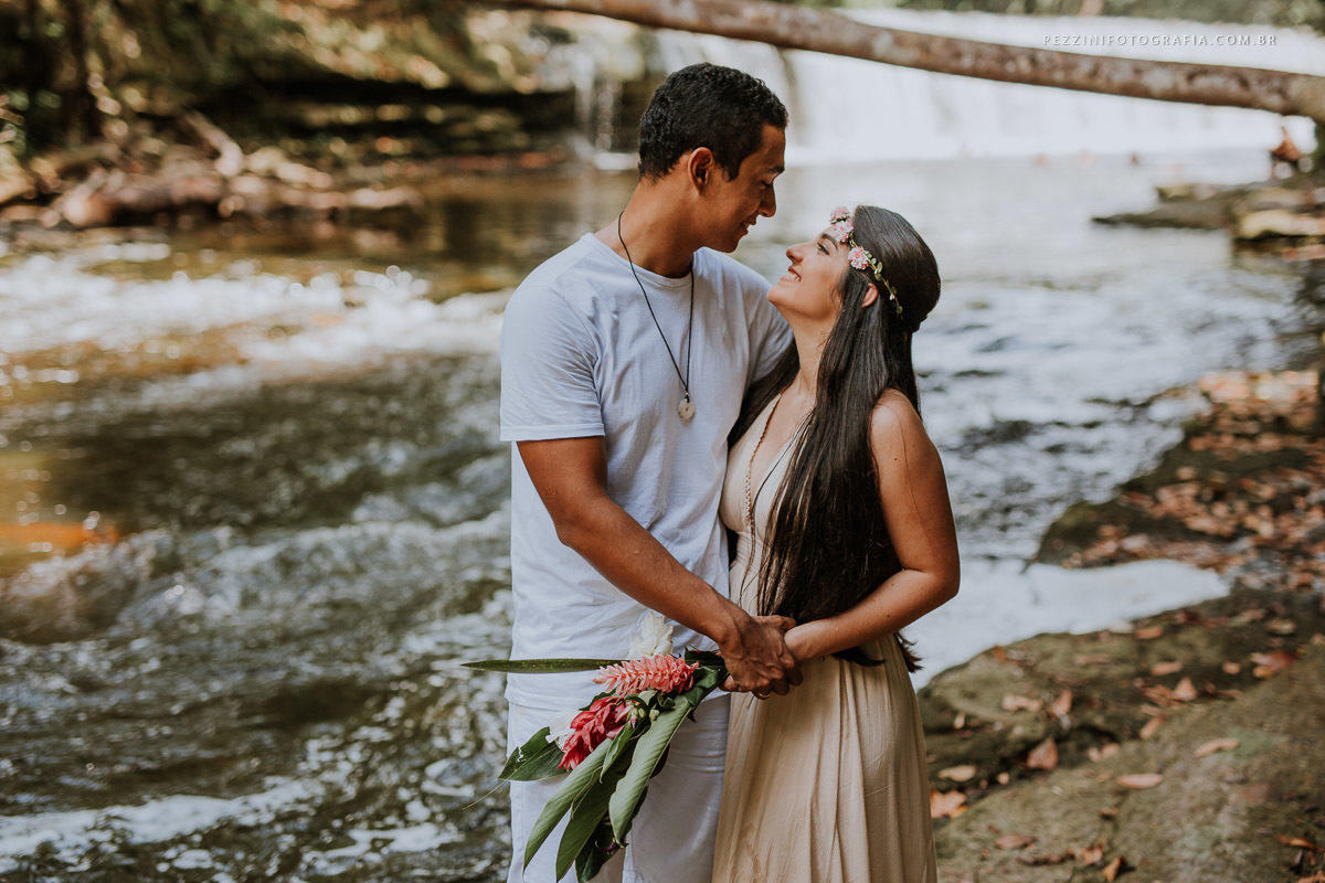 Casal se divertindo, foto pb, sorriso, abraços, fotografia de ensaio, pezzini fotografia, cachoeira, mata amazônica, presidente Figueiredo, ensaio fotográfico, casal de extatas, casamento vitta verdi, mochileiro manaus, viagem, aventura, ospezzini, manaus