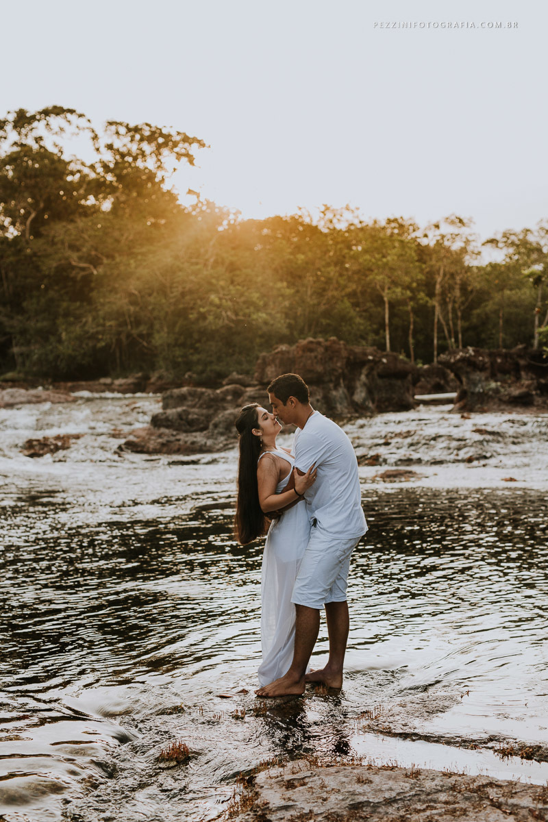 Casal se divertindo, foto pb, sorriso, abraços, fotografia de ensaio, pezzini fotografia, cachoeira, mata amazônica, presidente Figueiredo, ensaio fotográfico, casal de extatas, casamento vitta verdi, mochileiro manaus, viagem, aventura, ospezzini, manaus