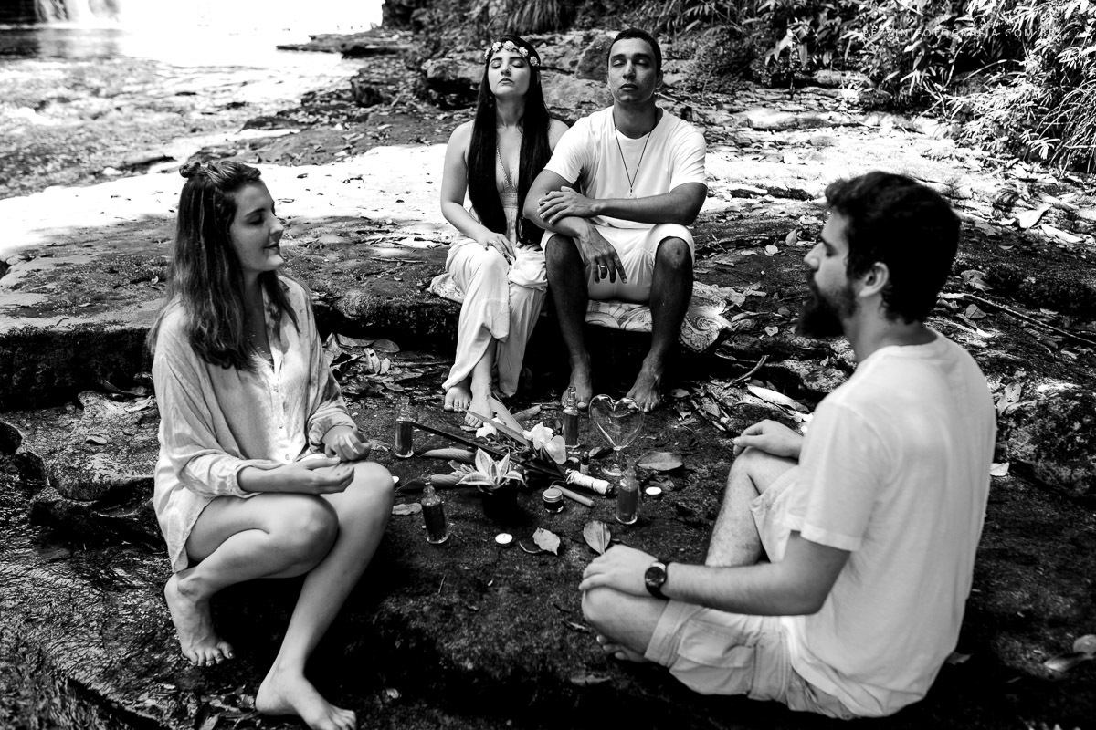 Casal se divertindo, foto pb, sorriso, abraços, fotografia de ensaio, pezzini fotografia, cachoeira, mata amazônica, presidente Figueiredo, ensaio fotográfico, casal de extatas, casamento vitta verdi, mochileiro manaus, viagem, aventura, ospezzini, manaus