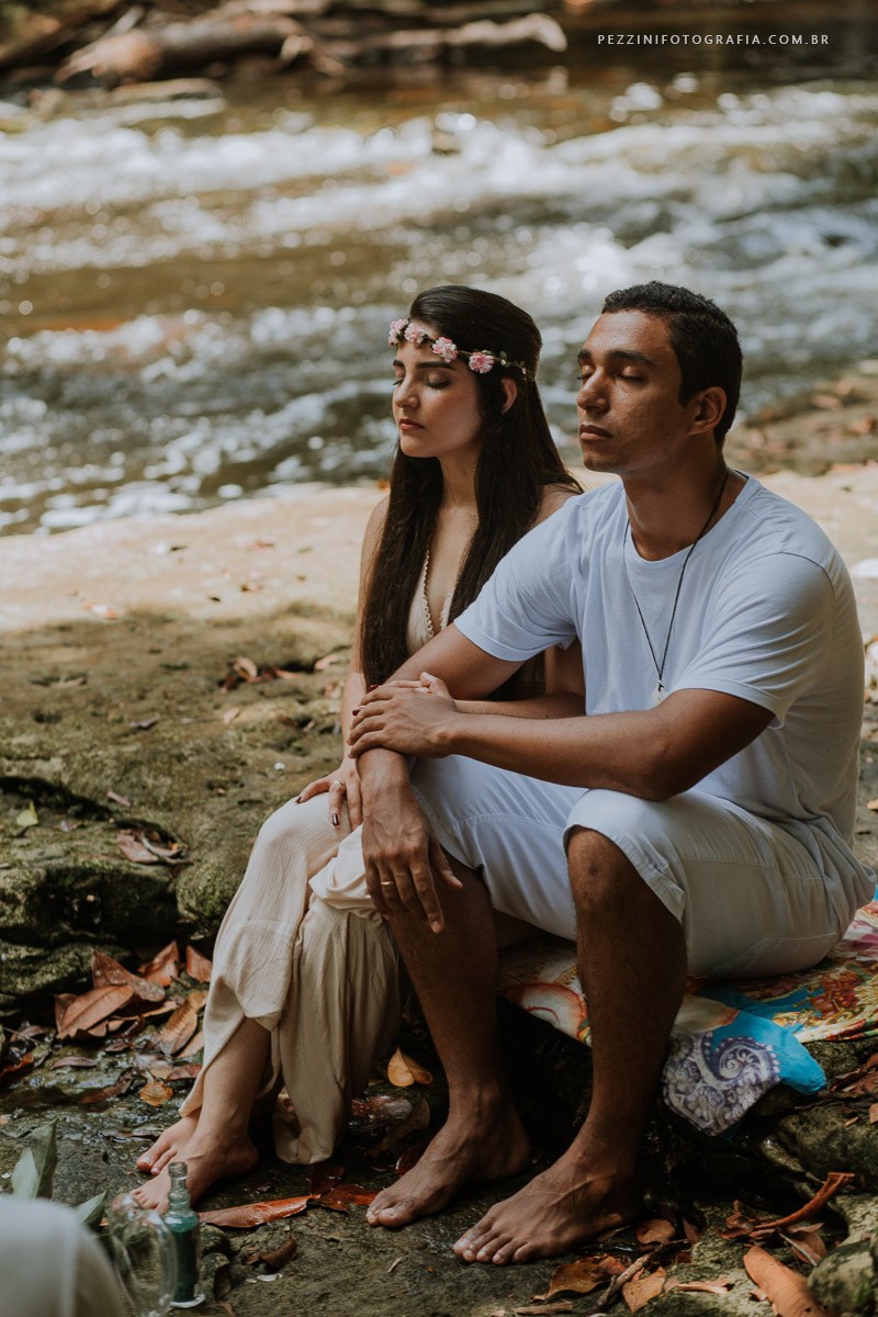Casal se divertindo, foto pb, sorriso, abraços, fotografia de ensaio, pezzini fotografia, cachoeira, mata amazônica, presidente Figueiredo, ensaio fotográfico, casal de extatas, casamento vitta verdi, mochileiro manaus, viagem, aventura, ospezzini, manaus