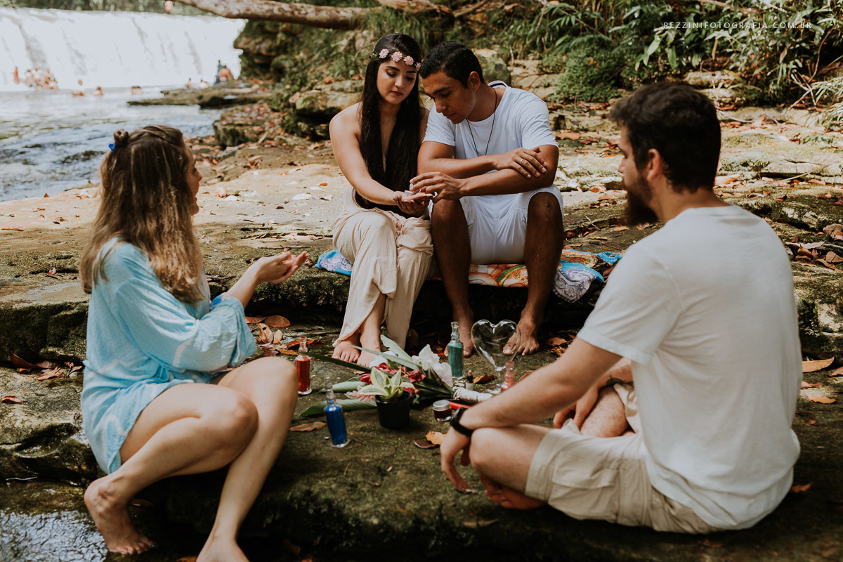 Casal se divertindo, foto pb, sorriso, abraços, fotografia de ensaio, pezzini fotografia, cachoeira, mata amazônica, presidente Figueiredo, ensaio fotográfico, casal de extatas, casamento vitta verdi, mochileiro manaus, viagem, aventura, ospezzini, manaus