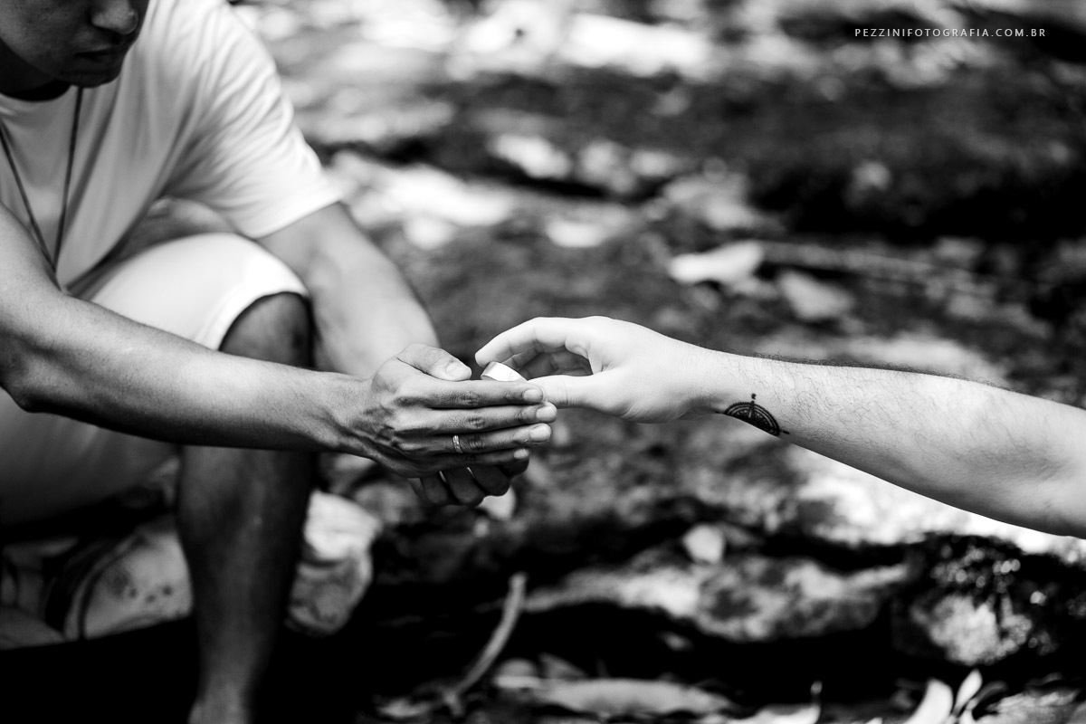 Casal se divertindo, foto pb, sorriso, abraços, fotografia de ensaio, pezzini fotografia, cachoeira, mata amazônica, presidente Figueiredo, ensaio fotográfico, casal de extatas, casamento vitta verdi, mochileiro manaus, viagem, aventura, ospezzini, manaus