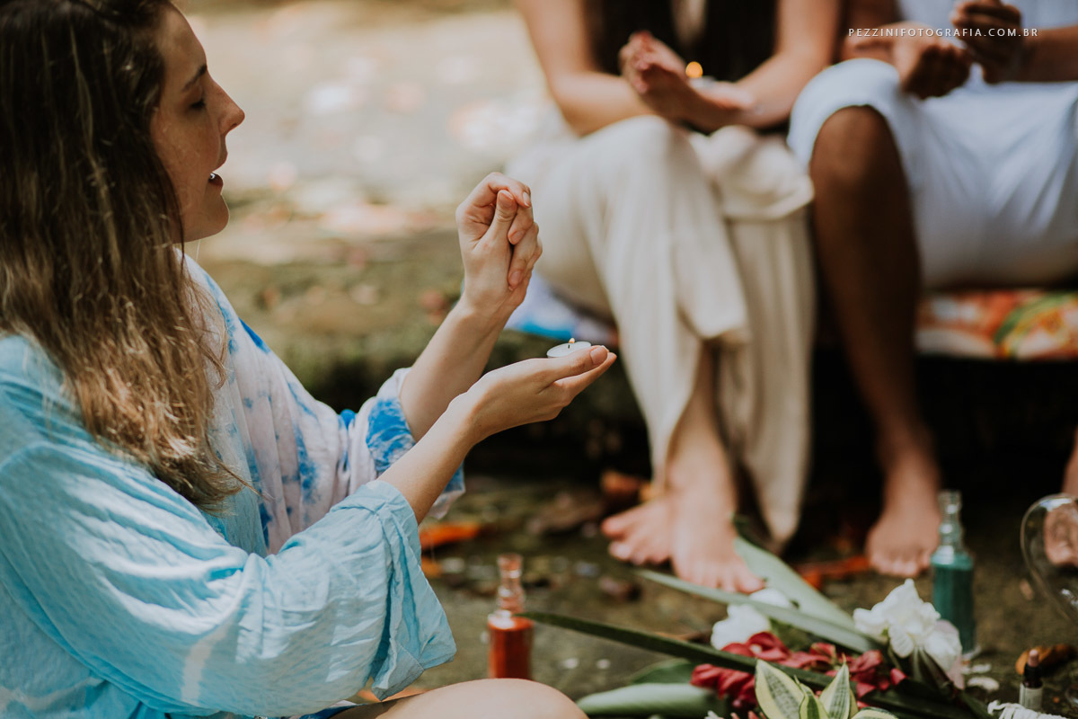 Casal se divertindo, foto pb, sorriso, abraços, fotografia de ensaio, pezzini fotografia, cachoeira, mata amazônica, presidente Figueiredo, ensaio fotográfico, casal de extatas, casamento vitta verdi, mochileiro manaus, viagem, aventura, ospezzini, manaus