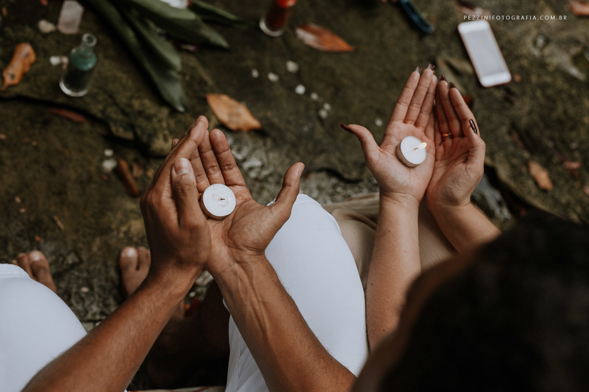 Casal se divertindo, foto pb, sorriso, abraços, fotografia de ensaio, pezzini fotografia, cachoeira, mata amazônica, presidente Figueiredo, ensaio fotográfico, casal de extatas, casamento vitta verdi, mochileiro manaus, viagem, aventura, ospezzini, manaus