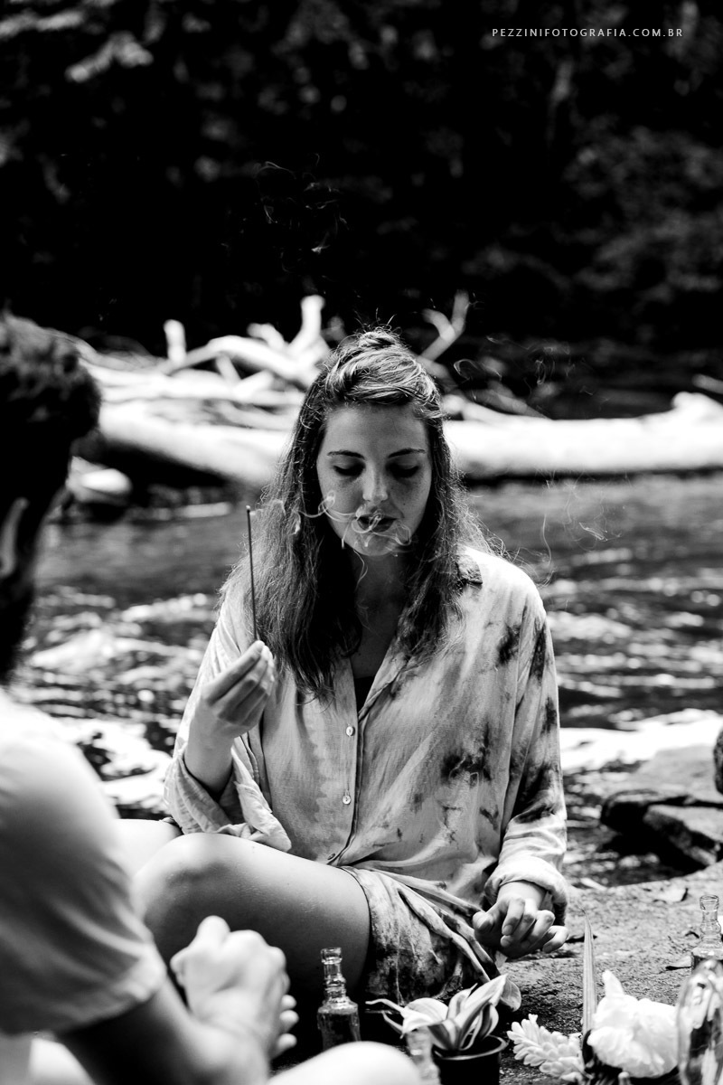 Casal se divertindo, foto pb, sorriso, abraços, fotografia de ensaio, pezzini fotografia, cachoeira, mata amazônica, presidente Figueiredo, ensaio fotográfico, casal de extatas, casamento vitta verdi, mochileiro manaus, viagem, aventura, ospezzini, manaus