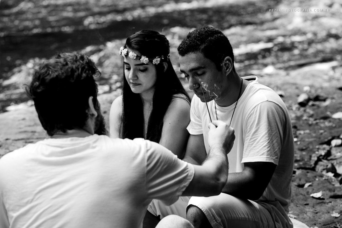 Casal se divertindo, foto pb, sorriso, abraços, fotografia de ensaio, pezzini fotografia, cachoeira, mata amazônica, presidente Figueiredo, ensaio fotográfico, casal de extatas, casamento vitta verdi, mochileiro manaus, viagem, aventura, ospezzini, manaus