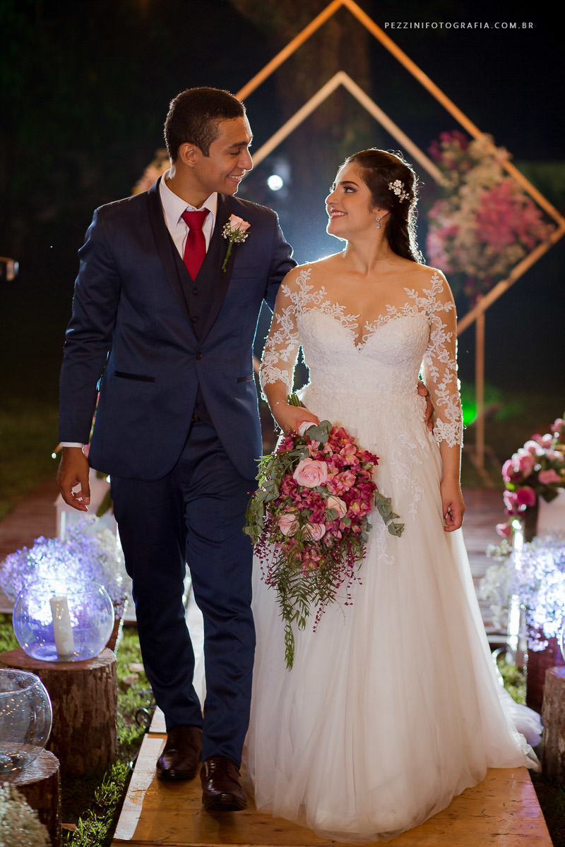Casal se divertindo, foto pb, sorriso, abraços, fotografia de ensaio, pezzini fotografia, felipe e diana, casamento de dia, casamento em manaus, ensaio fotográfico, dia do noivo, noiva, casamento vitta verdi, mochileiro manaus, casamento rustico ospezzini