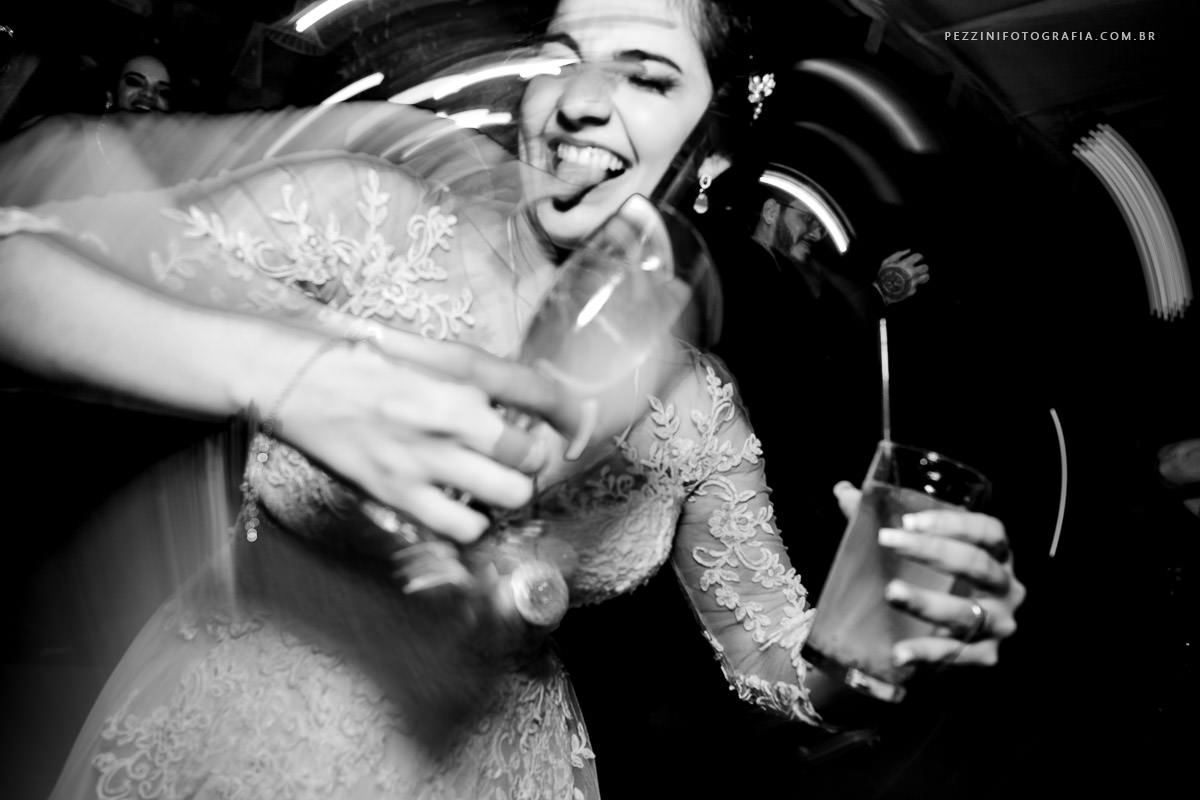 Casal se divertindo, foto pb, sorriso, abraços, fotografia de ensaio, pezzini fotografia, felipe e diana, casamento de dia, casamento em manaus, ensaio fotográfico, dia do noivo, noiva, casamento vitta verdi, mochileiro manaus, casamento rustico ospezzini