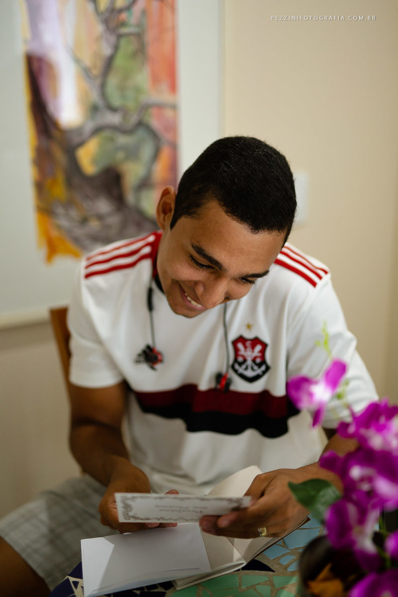 Casal se divertindo, foto pb, sorriso, abraços, fotografia de ensaio, pezzini fotografia, felipe e diana, casamento de dia, casamento em manaus, ensaio fotográfico, casal de extatas, casamento vitta verdi, mochileiro manaus, viagem, aventura, ospezzini