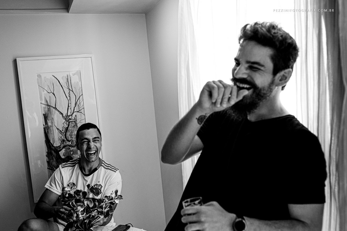 Casal se divertindo, foto pb, sorriso, abraços, fotografia de ensaio, pezzini fotografia, felipe e diana, casamento de dia, casamento em manaus, ensaio fotográfico, casal de extatas, casamento vitta verdi, mochileiro manaus, viagem, aventura, ospezzini