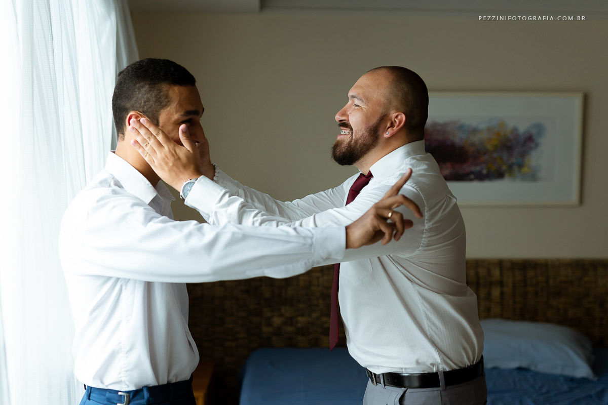 Casal se divertindo, foto pb, sorriso, abraços, fotografia de ensaio, pezzini fotografia, felipe e diana, casamento de dia, casamento em manaus, ensaio fotográfico, casal de extatas, casamento vitta verdi, mochileiro manaus, viagem, aventura, ospezzini