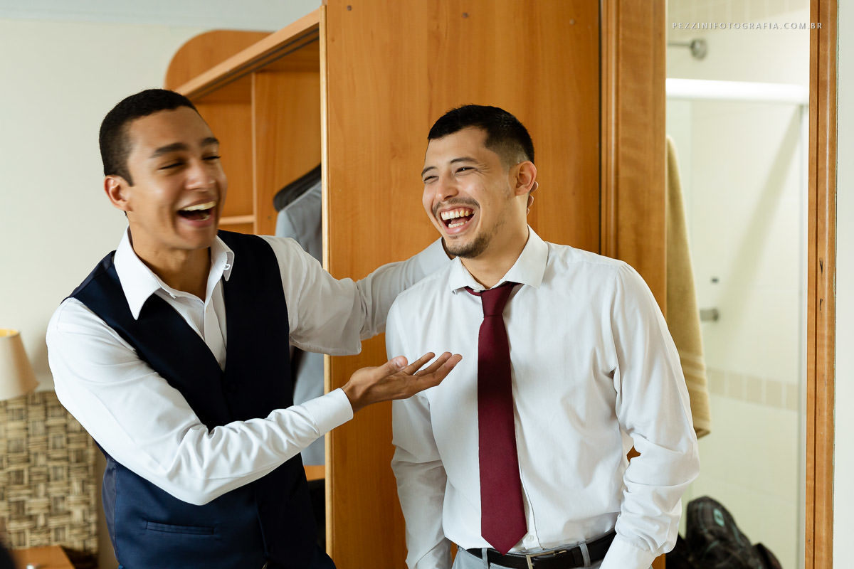 Casal se divertindo, foto pb, sorriso, abraços, fotografia de ensaio, pezzini fotografia, felipe e diana, casamento de dia, casamento em manaus, ensaio fotográfico, casal de extatas, casamento vitta verdi, mochileiro manaus, viagem, aventura, ospezzini