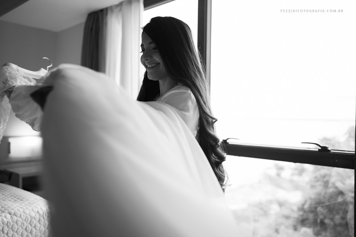 Casal se divertindo, foto pb, sorriso, abraços, fotografia de ensaio, pezzini fotografia, felipe e diana, casamento de dia, casamento em manaus, ensaio fotográfico, dia do noivo, noiva, casamento vitta verdi, mochileiro manaus, viagem, aventura, ospezzini