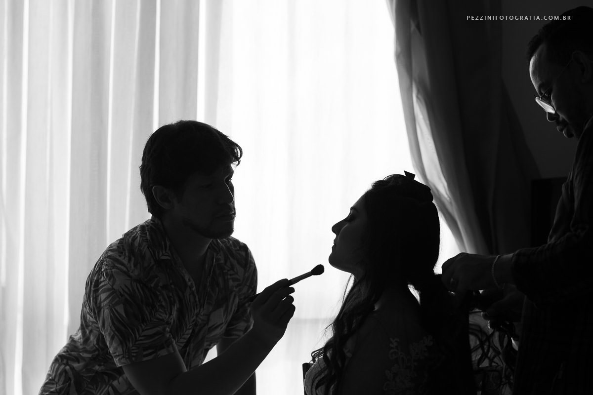 Casal se divertindo, foto pb, sorriso, abraços, fotografia de ensaio, pezzini fotografia, felipe e diana, casamento de dia, casamento em manaus, ensaio fotográfico, dia do noivo, noiva, casamento vitta verdi, mochileiro manaus, viagem, aventura, ospezzini