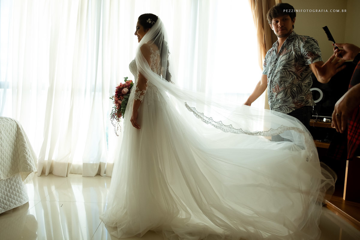 Casal se divertindo, foto pb, sorriso, abraços, fotografia de ensaio, pezzini fotografia, felipe e diana, casamento de dia, casamento em manaus, ensaio fotográfico, dia do noivo, noiva, casamento vitta verdi, mochileiro manaus, viagem, aventura, ospezzini