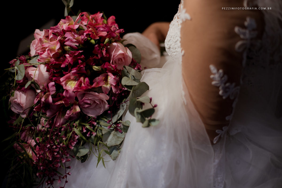 Casal se divertindo, foto pb, sorriso, abraços, fotografia de ensaio, pezzini fotografia, felipe e diana, casamento de dia, casamento em manaus, ensaio fotográfico, dia do noivo, noiva, casamento vitta verdi, mochileiro manaus, viagem, aventura, ospezzini