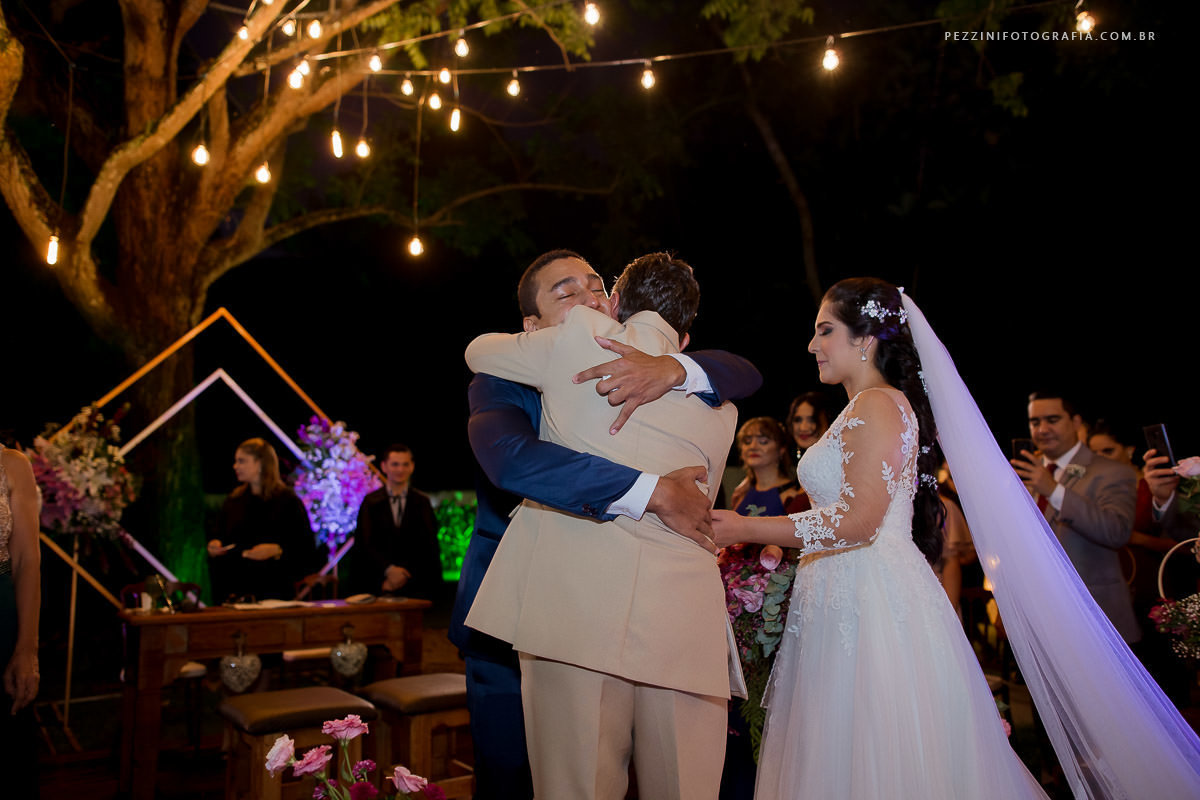 Casal se divertindo, foto pb, sorriso, abraços, fotografia de ensaio, pezzini fotografia, felipe e diana, casamento de dia, casamento em manaus, ensaio fotográfico, dia do noivo, noiva, casamento vitta verdi, mochileiro manaus, viagem, aventura, ospezzini