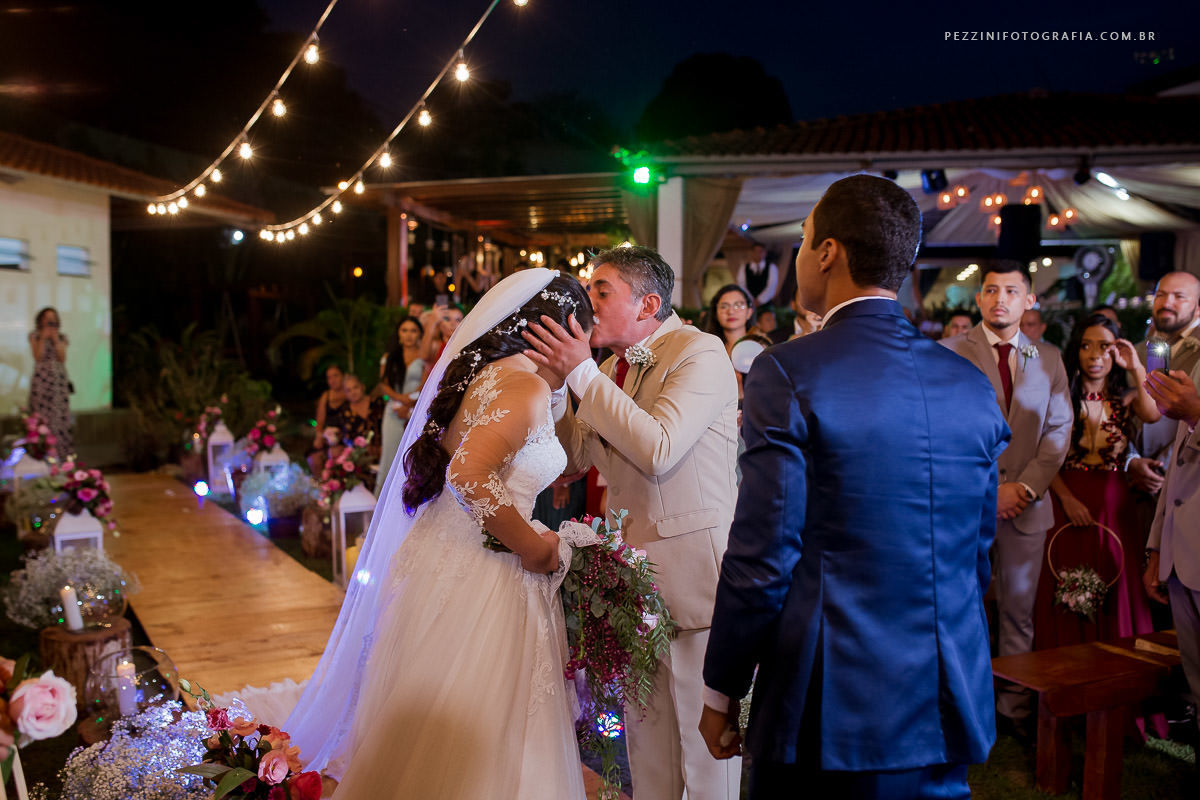 Casal se divertindo, foto pb, sorriso, abraços, fotografia de ensaio, pezzini fotografia, felipe e diana, casamento de dia, casamento em manaus, ensaio fotográfico, dia do noivo, noiva, casamento vitta verdi, mochileiro manaus, viagem, aventura, ospezzini