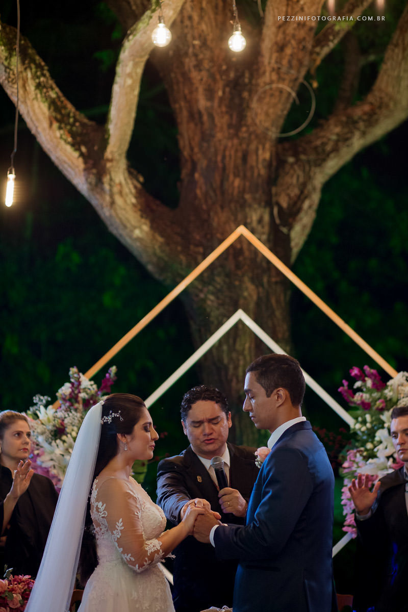 Casal se divertindo, foto pb, sorriso, abraços, fotografia de ensaio, pezzini fotografia, felipe e diana, casamento de dia, casamento em manaus, ensaio fotográfico, dia do noivo, noiva, casamento vitta verdi, mochileiro manaus, viagem, aventura, ospezzini