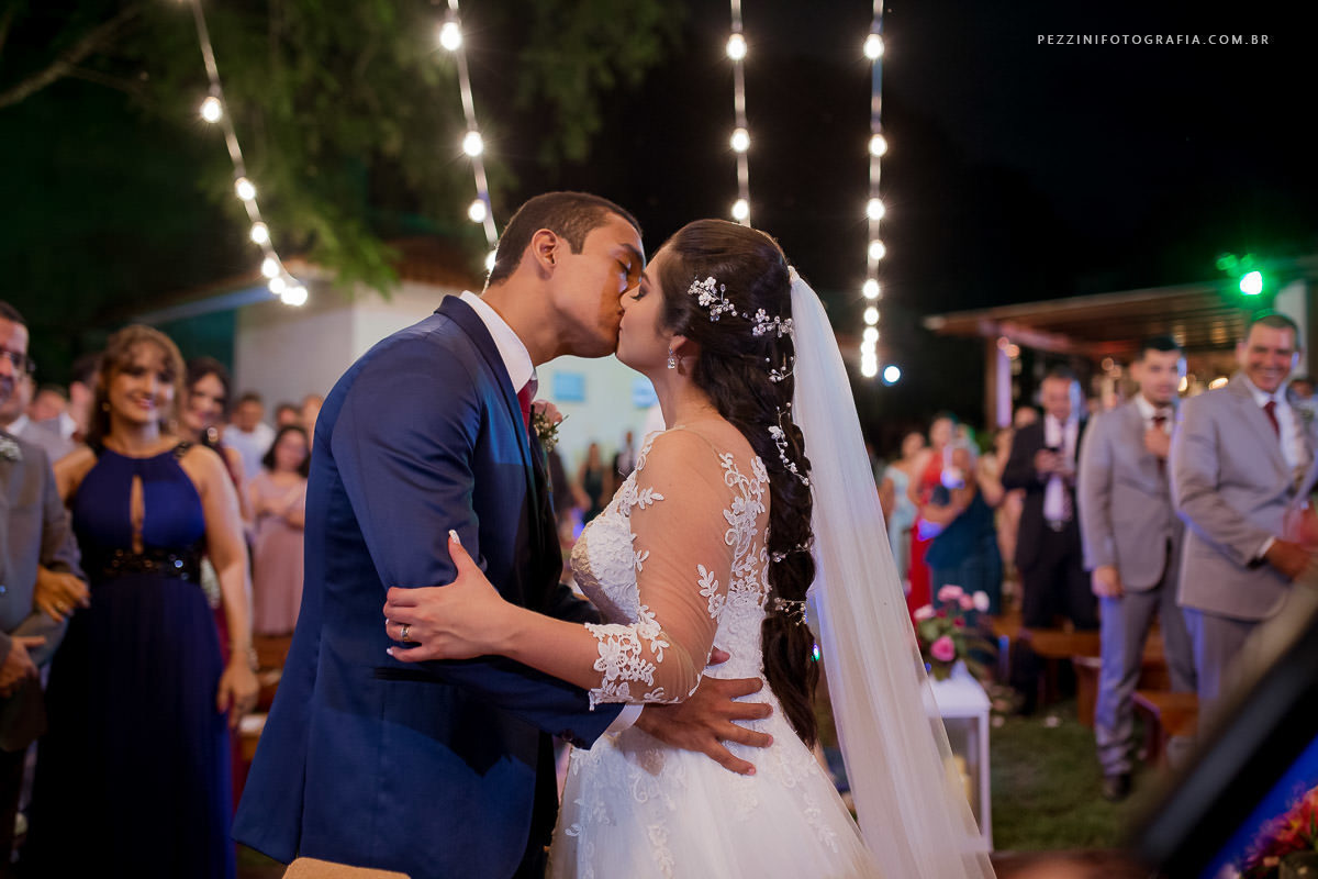 Casal se divertindo, foto pb, sorriso, abraços, fotografia de ensaio, pezzini fotografia, felipe e diana, casamento de dia, casamento em manaus, ensaio fotográfico, dia do noivo, noiva, casamento vitta verdi, mochileiro manaus, viagem, aventura, ospezzini
