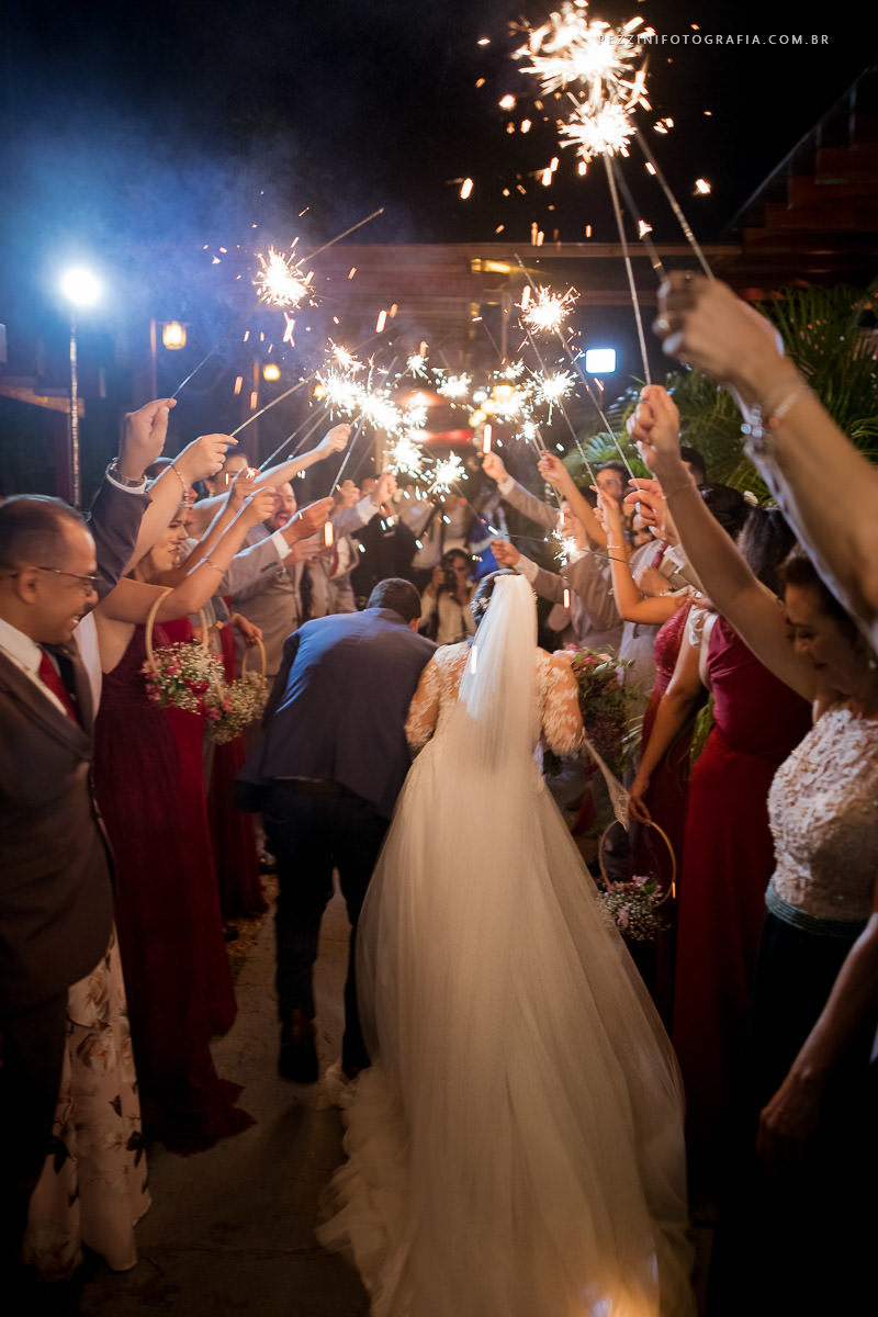 Casal se divertindo, foto pb, sorriso, abraços, fotografia de ensaio, pezzini fotografia, felipe e diana, casamento de dia, casamento em manaus, ensaio fotográfico, dia do noivo, noiva, casamento vitta verdi, mochileiro manaus, casamento rustico ospezzini