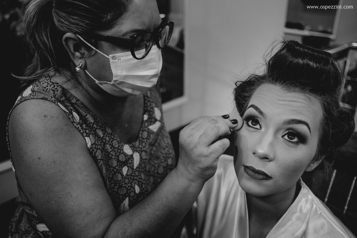 casamento, fotografo de casamento em manaus, ospezzini fotografia, pezzinifotografia, casamento no Bella flora, mãos dadas, casal feliz, natureza, arvores, casamento de noie manaus, noivos lindos, fotos espontâneas, ospezzini, vestido noiva