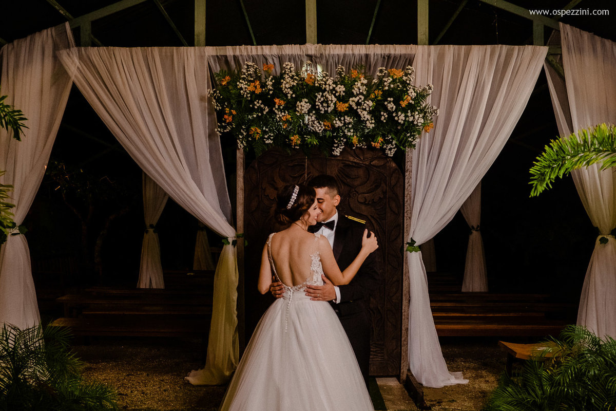 casamento, fotografo de casamento em manaus, ospezzini fotografia, pezzinifotografia, casamento no Bella flora, mãos dadas, casal feliz, natureza, arvores, casamento de noie manaus, noivos lindos, fotos espontâneas, ospezzini, vestido noiva