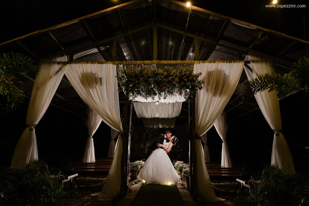 casamento, fotografo de casamento em manaus, ospezzini fotografia, pezzinifotografia, casamento no Bella flora, mãos dadas, casal feliz, natureza, arvores, casamento de noie manaus, noivos lindos, fotos espontâneas, ospezzini, vestido noiva