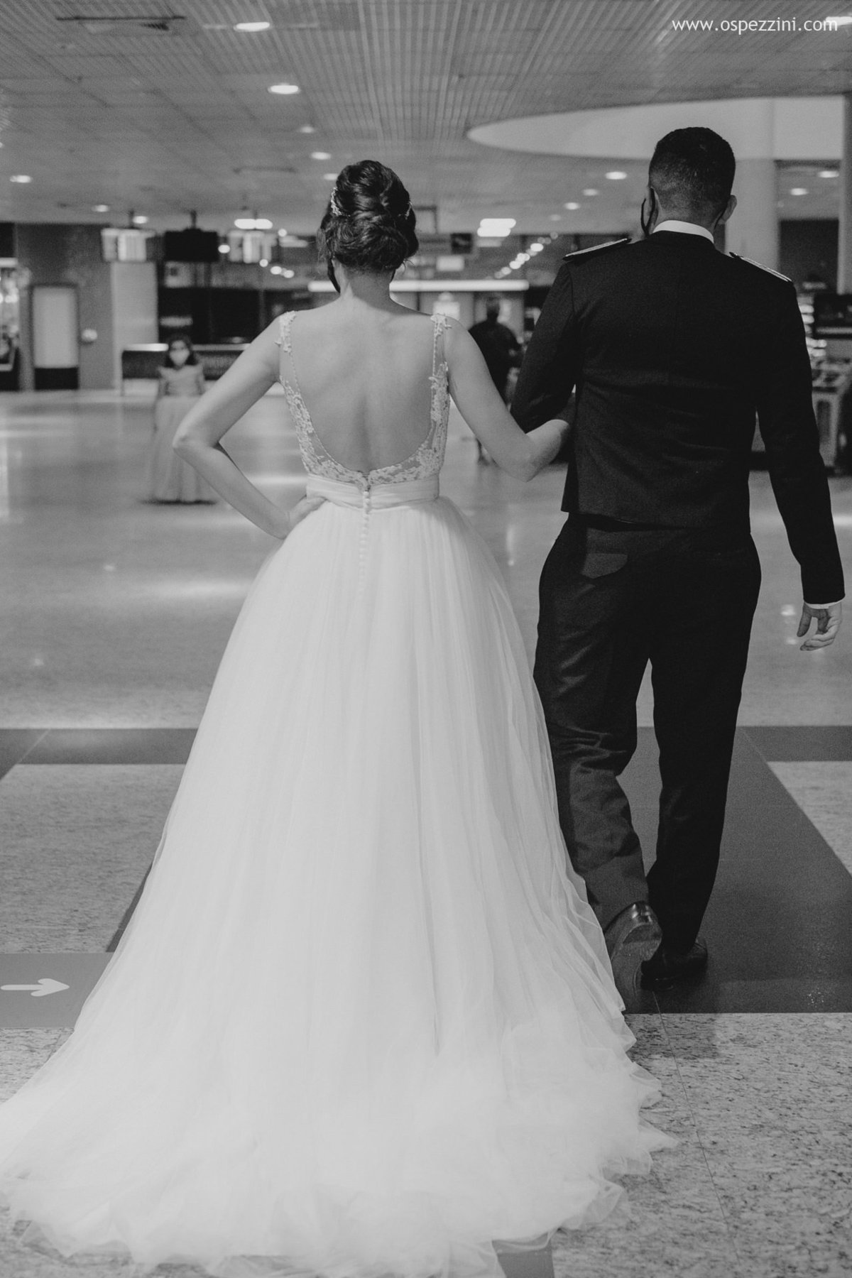 casamento, fotografo de casamento em manaus, ospezzini fotografia, pezzinifotografia, casamento no Bella flora, mãos dadas, casal feliz, natureza, arvores, casamento de noie manaus, noivos lindos, fotos espontâneas, ospezzini, vestido noiva