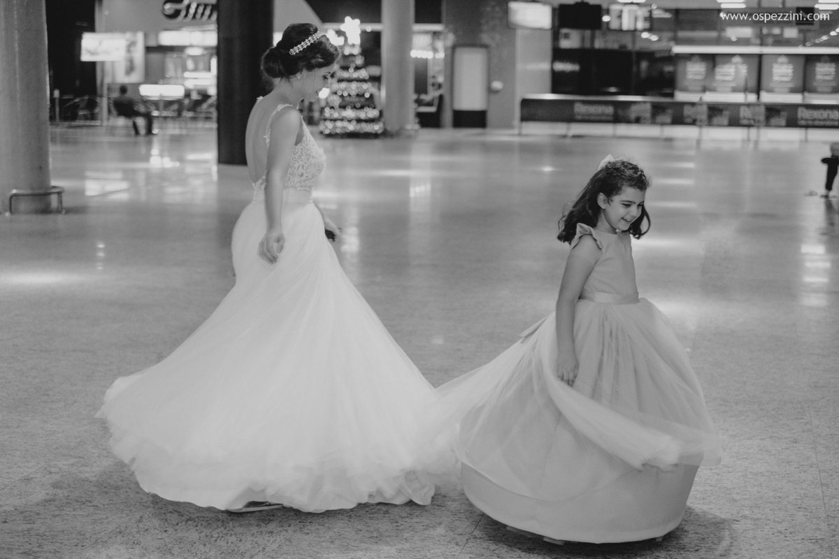 casamento, fotografo de casamento em manaus, ospezzini fotografia, pezzinifotografia, casamento no Bella flora, mãos dadas, casal feliz, natureza, arvores, casamento de noie manaus, noivos lindos, fotos espontâneas, ospezzini, vestido noiva