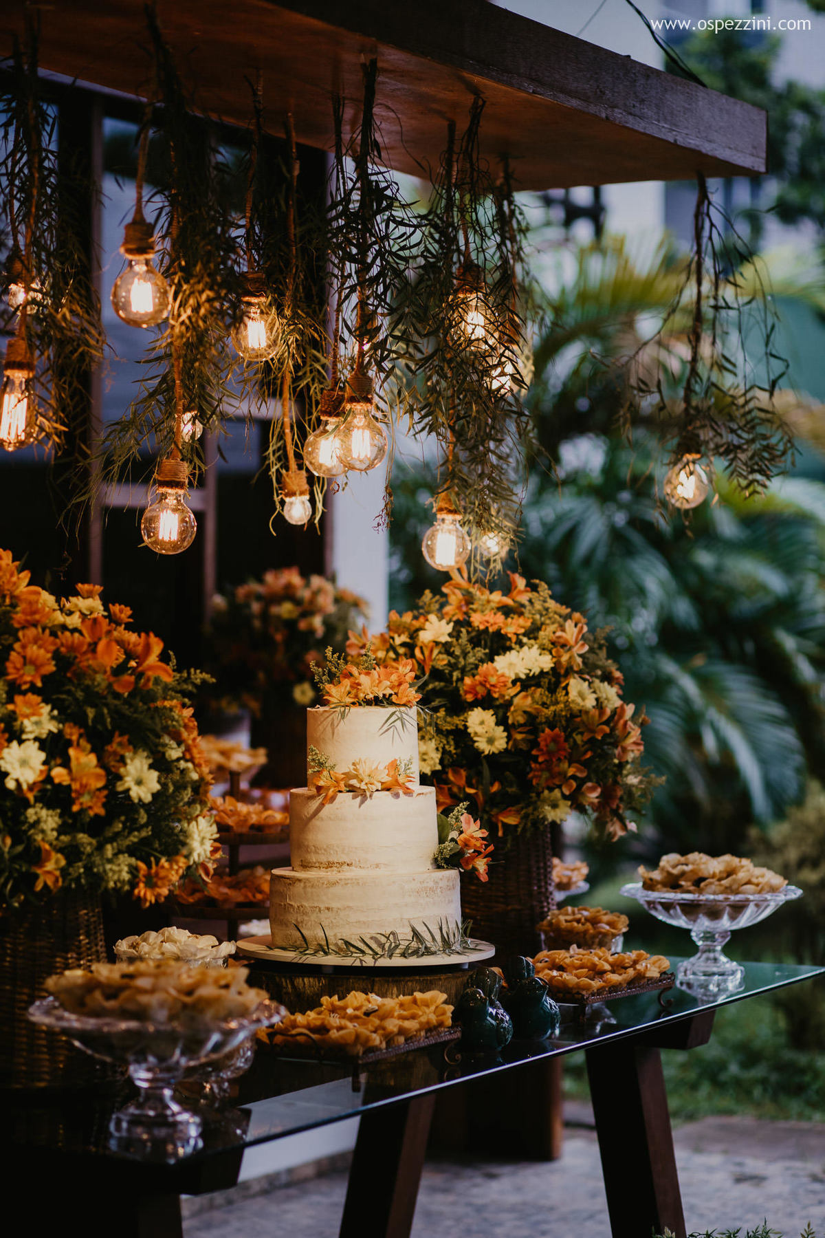 casamento, fotografo de casamento em manaus, ospezzini fotografia, pezzinifotografia, casamento no Bella flora, mãos dadas, casal feliz, natureza, arvores, casamento de noie manaus, noivos lindos, fotos espontâneas, ospezzini, vestido noiva