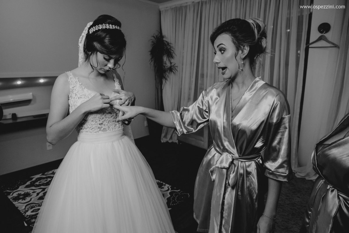 casamento, fotografo de casamento em manaus, ospezzini fotografia, pezzinifotografia, casamento no Bella flora, mãos dadas, casal feliz, natureza, arvores, casamento de noie manaus, noivos lindos, fotos espontâneas, ospezzini, vestido noiva