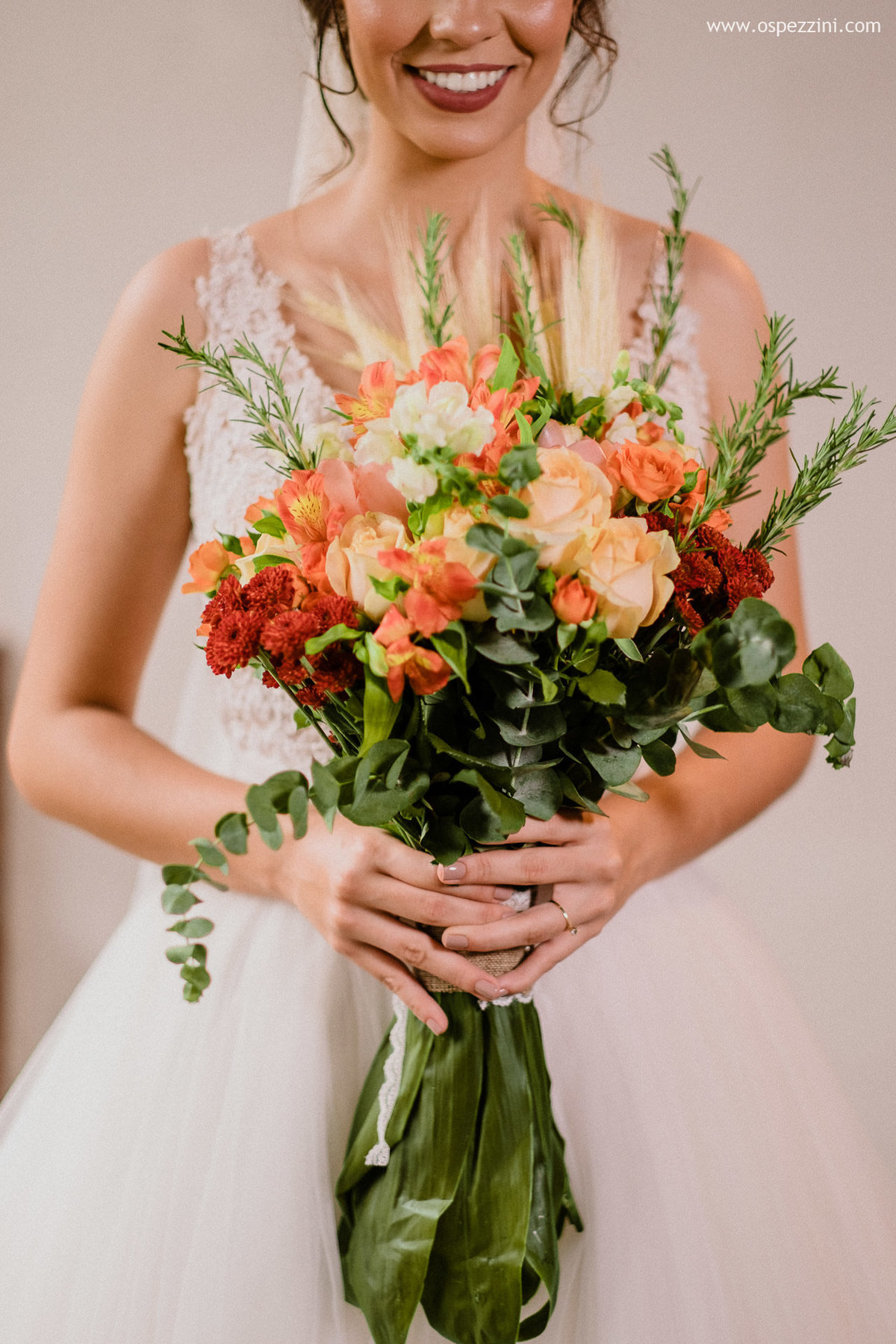 casamento, fotografo de casamento em manaus, ospezzini fotografia, pezzinifotografia, casamento no Bella flora, mãos dadas, casal feliz, natureza, arvores, casamento de noie manaus, noivos lindos, fotos espontâneas, ospezzini, vestido noiva