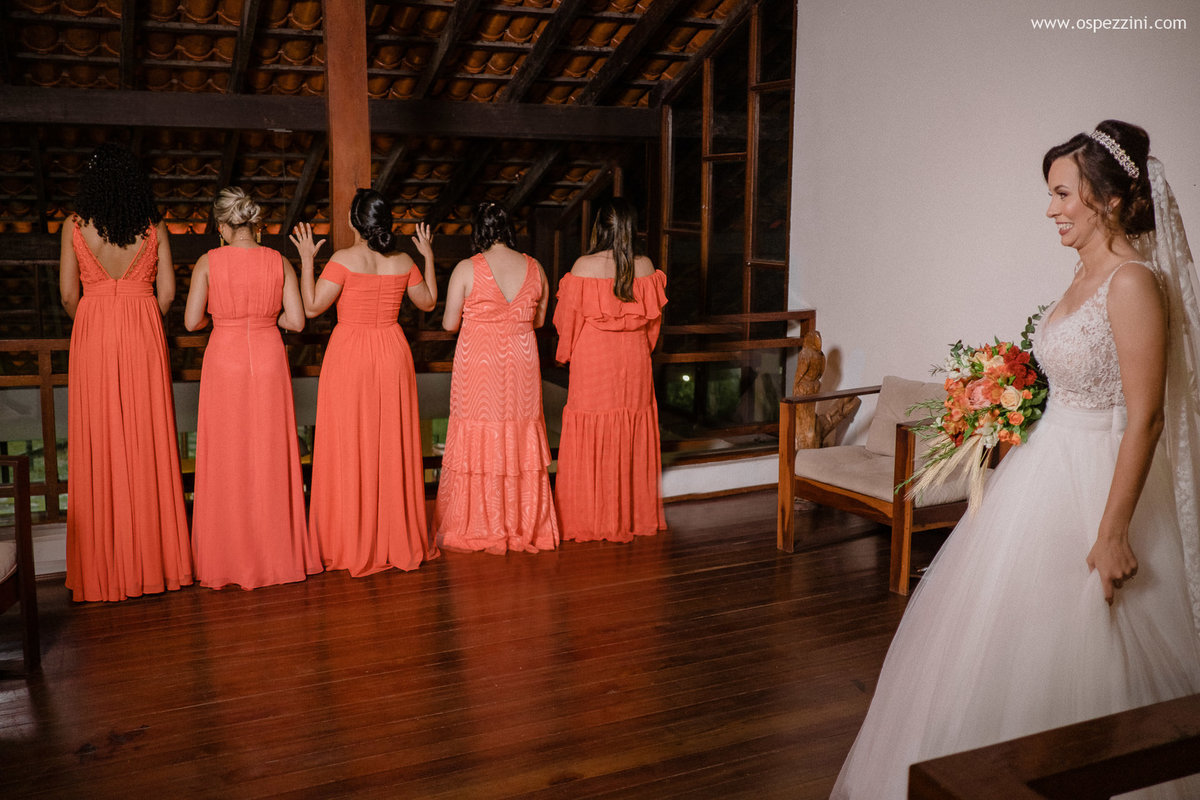 casamento, fotografo de casamento em manaus, ospezzini fotografia, pezzinifotografia, casamento no Bella flora, mãos dadas, casal feliz, natureza, arvores, casamento de noie manaus, noivos lindos, fotos espontâneas, ospezzini, vestido noiva