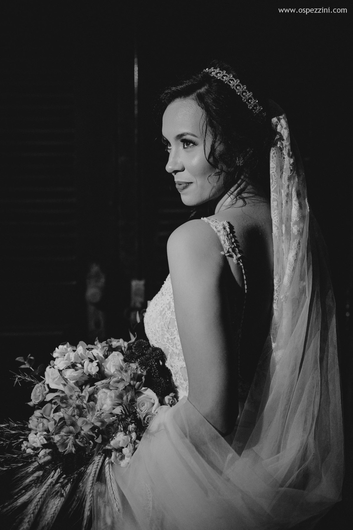 casamento, fotografo de casamento em manaus, ospezzini fotografia, pezzinifotografia, casamento no Bella flora, mãos dadas, casal feliz, natureza, arvores, casamento de noie manaus, noivos lindos, fotos espontâneas, ospezzini, vestido noiva