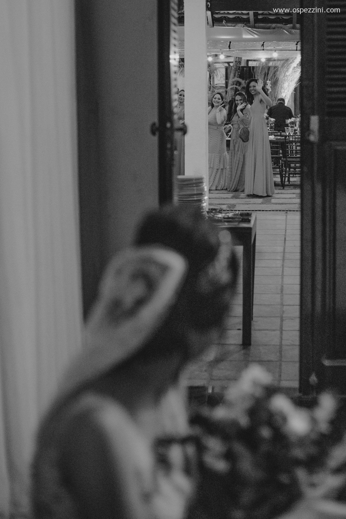 casamento, fotografo de casamento em manaus, ospezzini fotografia, pezzinifotografia, casamento no Bella flora, mãos dadas, casal feliz, natureza, arvores, casamento de noie manaus, noivos lindos, fotos espontâneas, ospezzini, vestido noiva