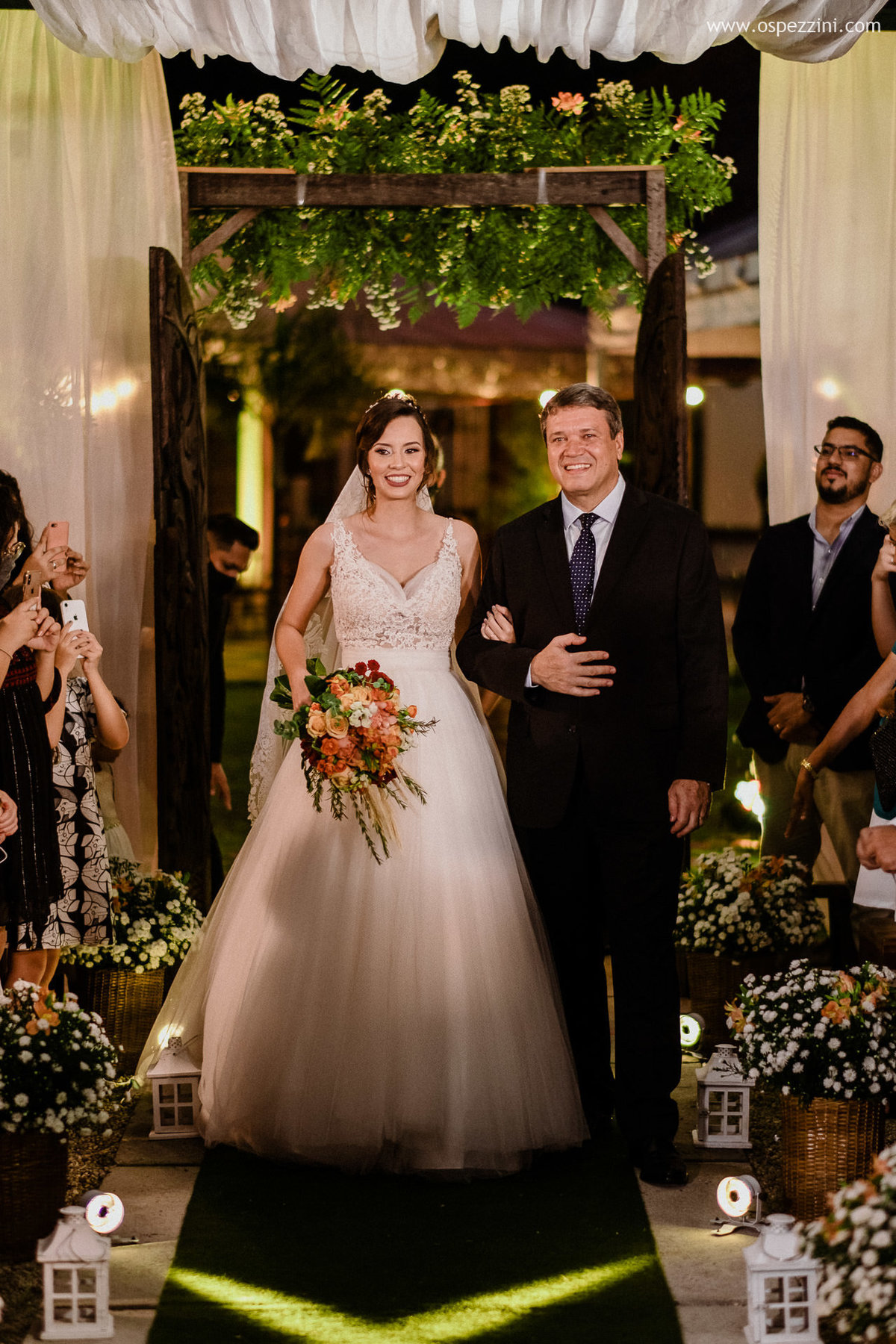casamento, fotografo de casamento em manaus, ospezzini fotografia, pezzinifotografia, casamento no Bella flora, mãos dadas, casal feliz, natureza, arvores, casamento de noie manaus, noivos lindos, fotos espontâneas, ospezzini, vestido noiva