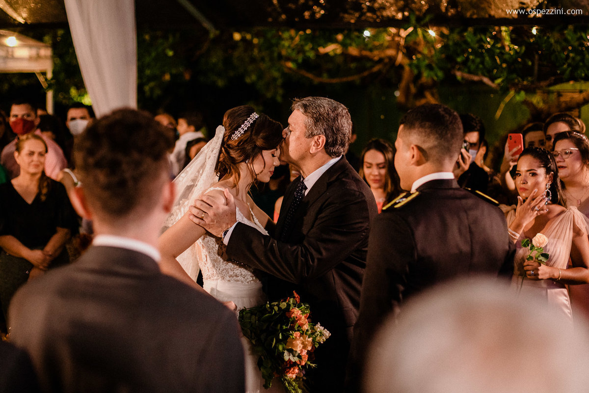 casamento, fotografo de casamento em manaus, ospezzini fotografia, pezzinifotografia, casamento no Bella flora, mãos dadas, casal feliz, natureza, arvores, casamento de noie manaus, noivos lindos, fotos espontâneas, ospezzini, vestido noiva