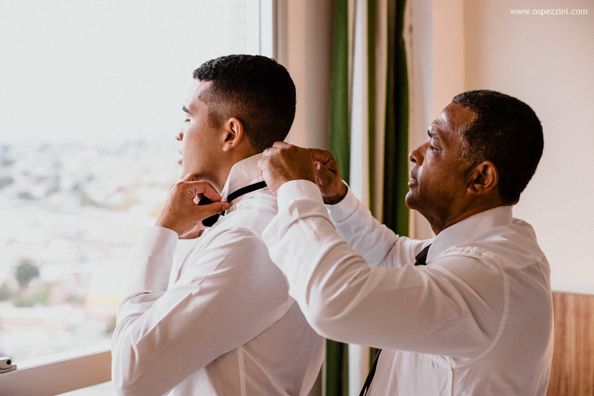 casamento, fotografo de casamento em manaus, ospezzini fotografia, pezzinifotografia, casamento no Bella flora, mãos dadas, casal feliz, natureza, arvores, casamento de noie manaus, noivos lindos, fotos espontâneas, ospezzini, vestido noiva