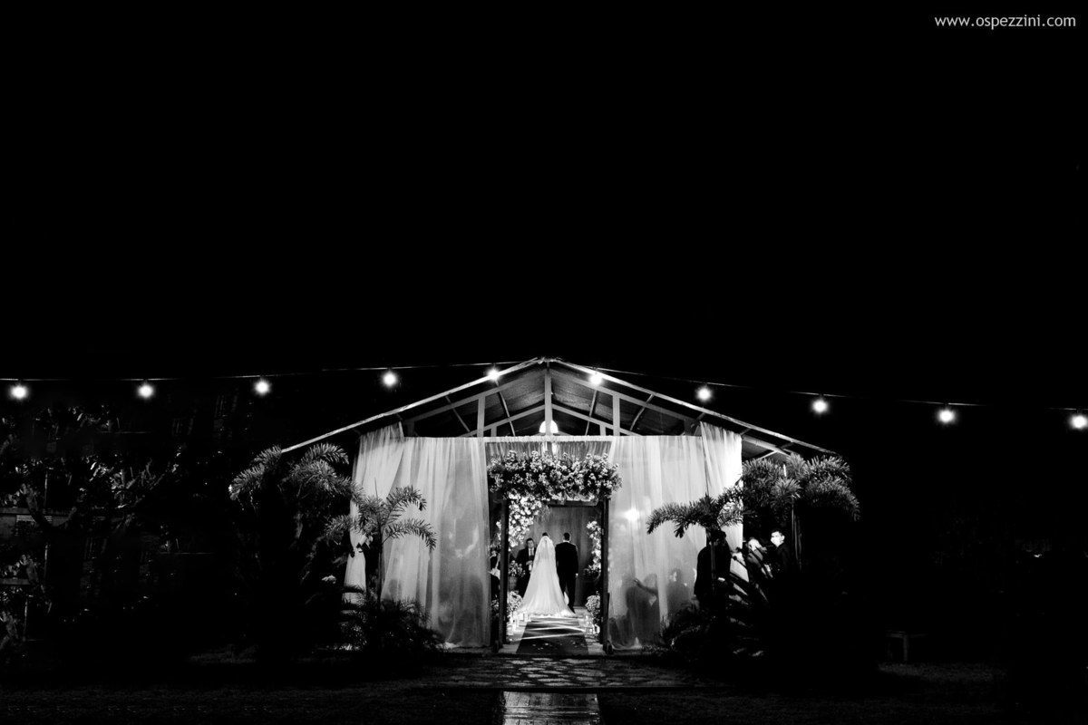 casamento, fotografo de casamento em manaus, ospezzini fotografia, pezzinifotografia, casamento no Bella flora, mãos dadas, casal feliz, natureza, arvores, casamento de noie manaus, noivos lindos, fotos espontâneas, ospezzini, vestido noiva