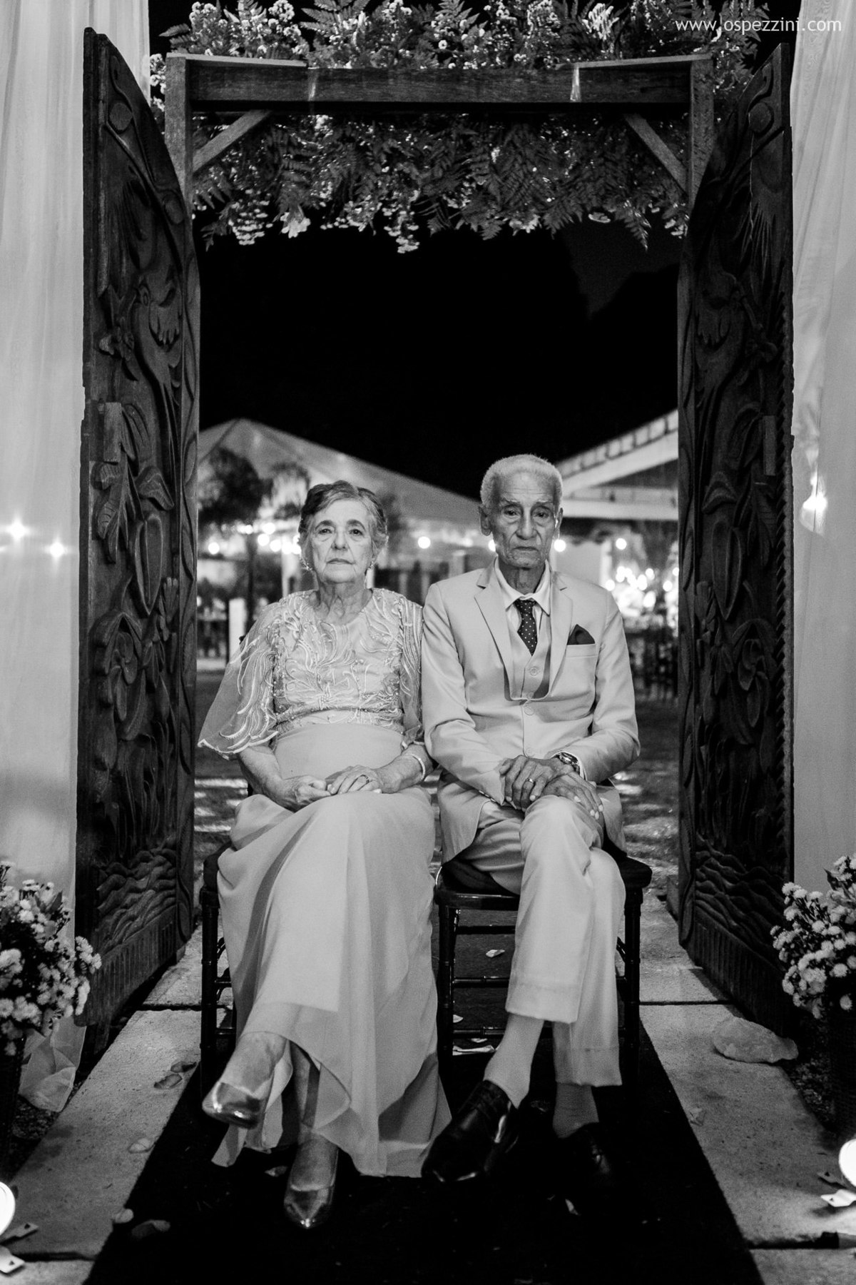 casamento, fotografo de casamento em manaus, ospezzini fotografia, pezzinifotografia, casamento no Bella flora, mãos dadas, casal feliz, natureza, arvores, casamento de noie manaus, noivos lindos, fotos espontâneas, ospezzini, vestido noiva