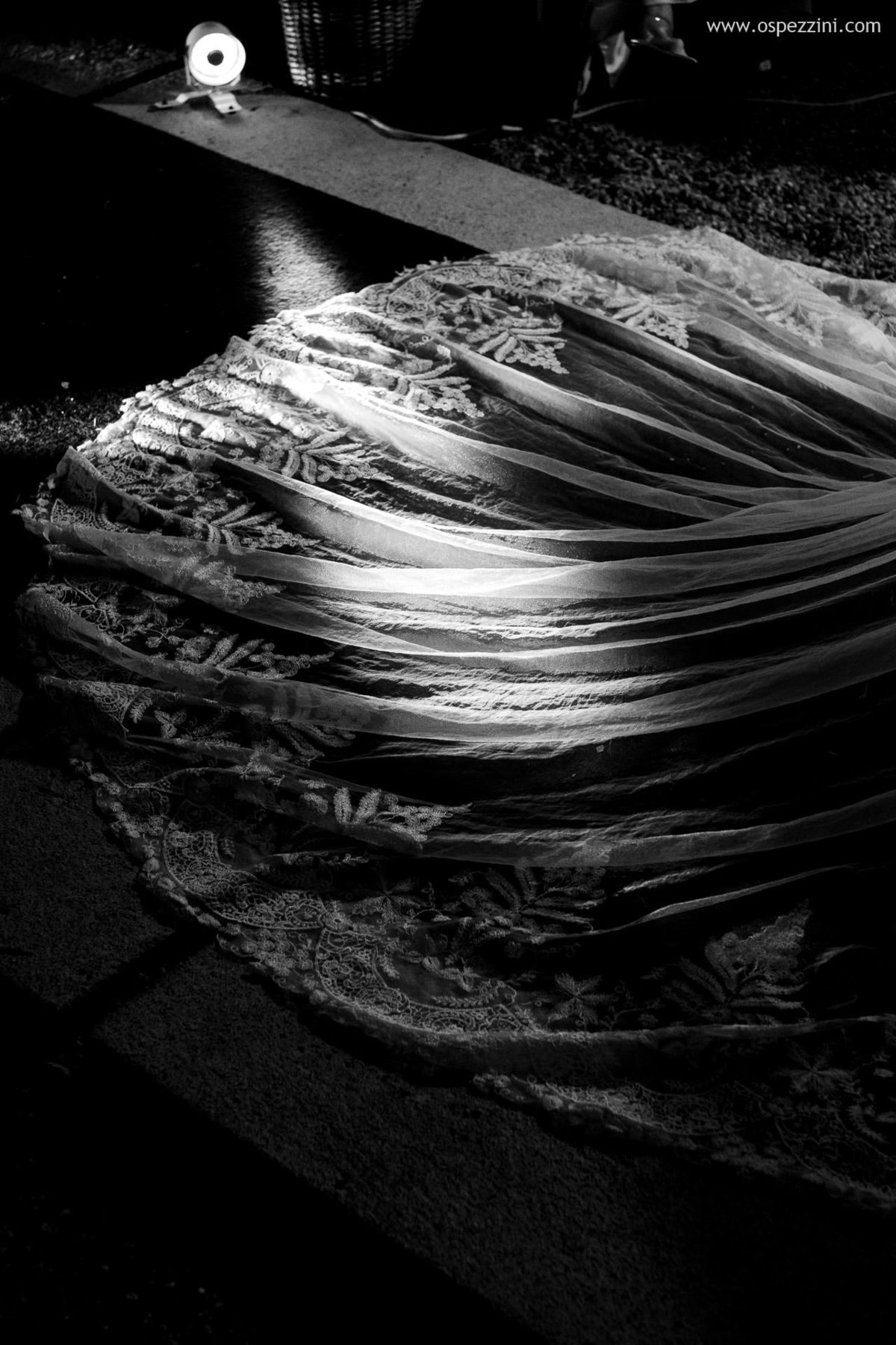 casamento, fotografo de casamento em manaus, ospezzini fotografia, pezzinifotografia, casamento no Bella flora, mãos dadas, casal feliz, natureza, arvores, casamento de noie manaus, noivos lindos, fotos espontâneas, ospezzini, vestido noiva