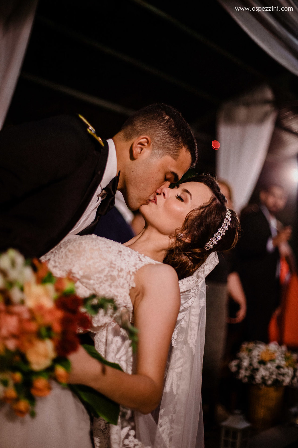 casamento, fotografo de casamento em manaus, ospezzini fotografia, pezzinifotografia, casamento no Bella flora, mãos dadas, casal feliz, natureza, arvores, casamento de noie manaus, noivos lindos, fotos espontâneas, ospezzini, vestido noiva